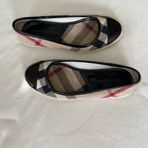 Vintage Check Burberry Slip-ons w/black patent leather trim. 5.5M
